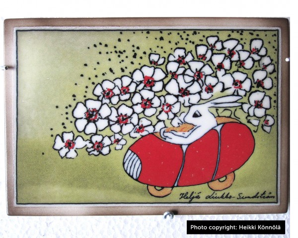 Arabia Heljä Liukko-Sundström seinälaatta 16x11 Pääsiäisajelulla Posti (2005)