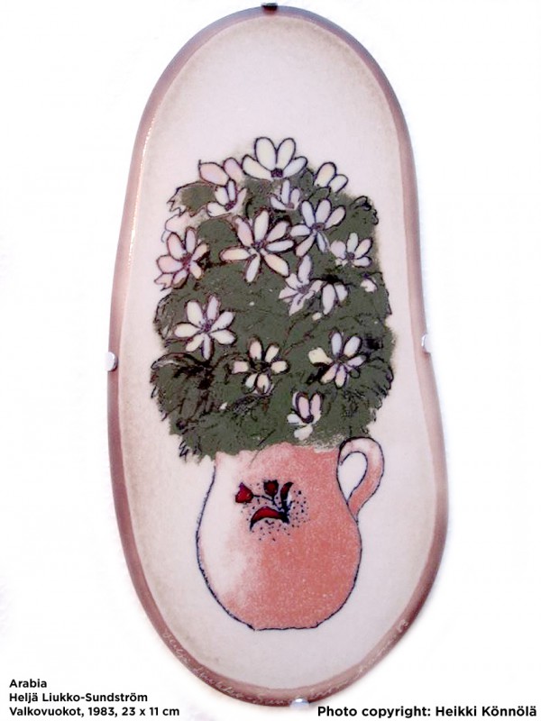 Arabia Heljä Liukko-Sundström soikea laatta 23 cm Valkovuokot (1983)