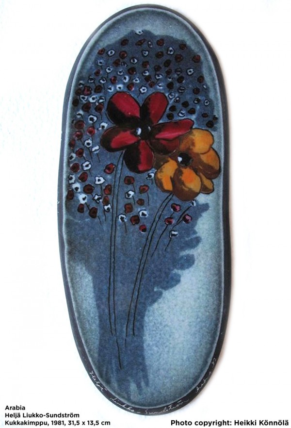 Arabia Heljä Liukko-Sundström soikea laatta 31,5 cm Kukkakimppu (1981)