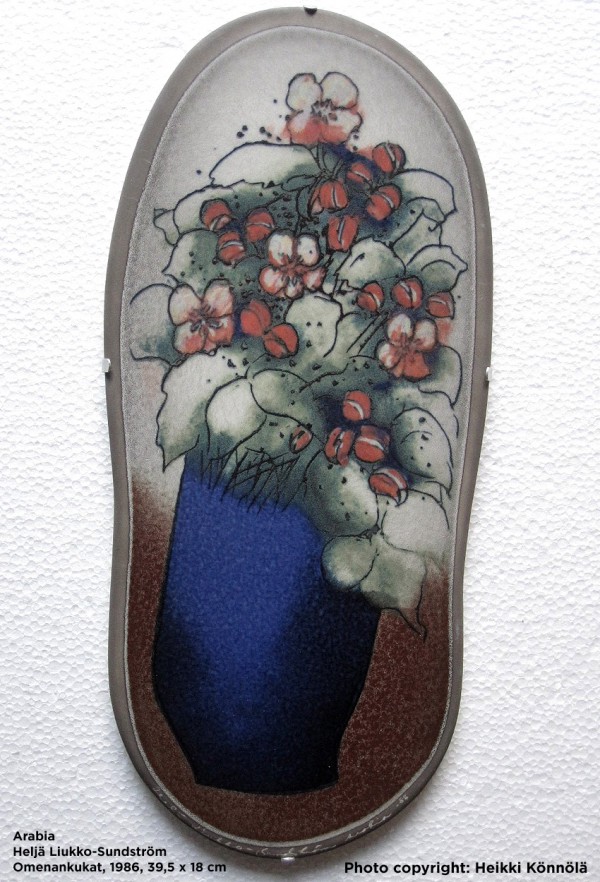 Arabia Heljä Liukko-Sundström soikea laatta 39,5 cm Omenankukat (1986)