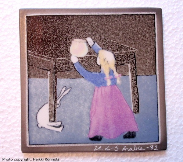 Arabia Heljä Liukko-Sundström seinälaatta 12x12 cm Pikkutyttö ja jänis (1982)