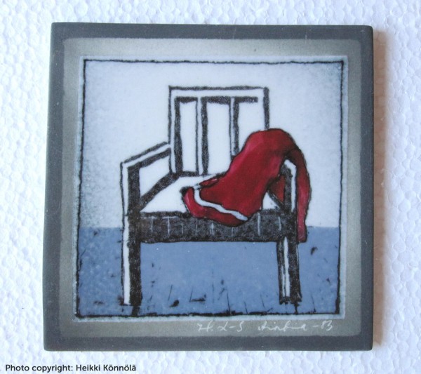 Arabia Heljä Liukko-Sundström seinälaatta 12x12 cm Huivi tuolilla (1981-1983)