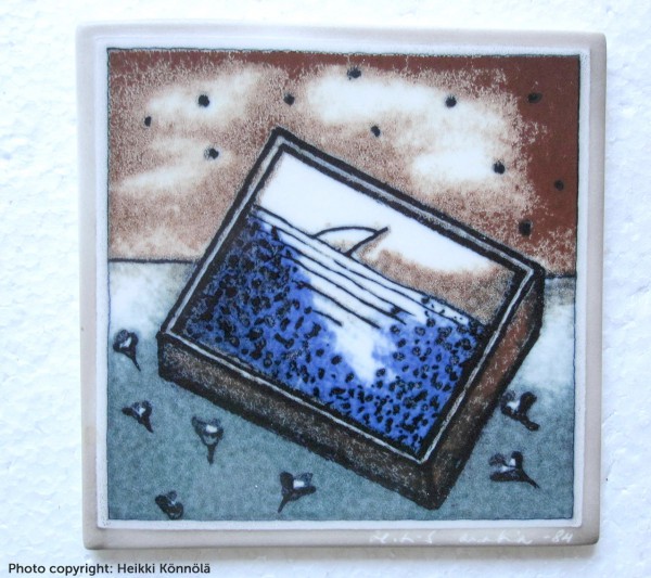 Arabia Heljä Liukko-Sundström seinälaatta 12x12 cm Koko maailma tikkuaskissa (1984)