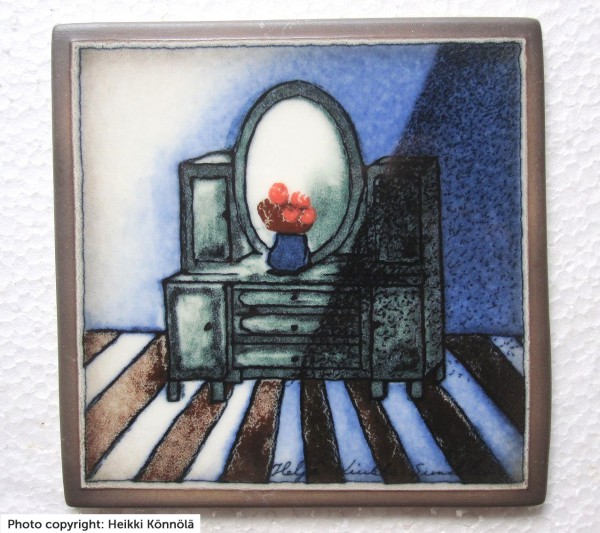 Arabia Heljä Liukko-Sundström seinälaatta 12x12 cm Piironki (1986) värivariaatio