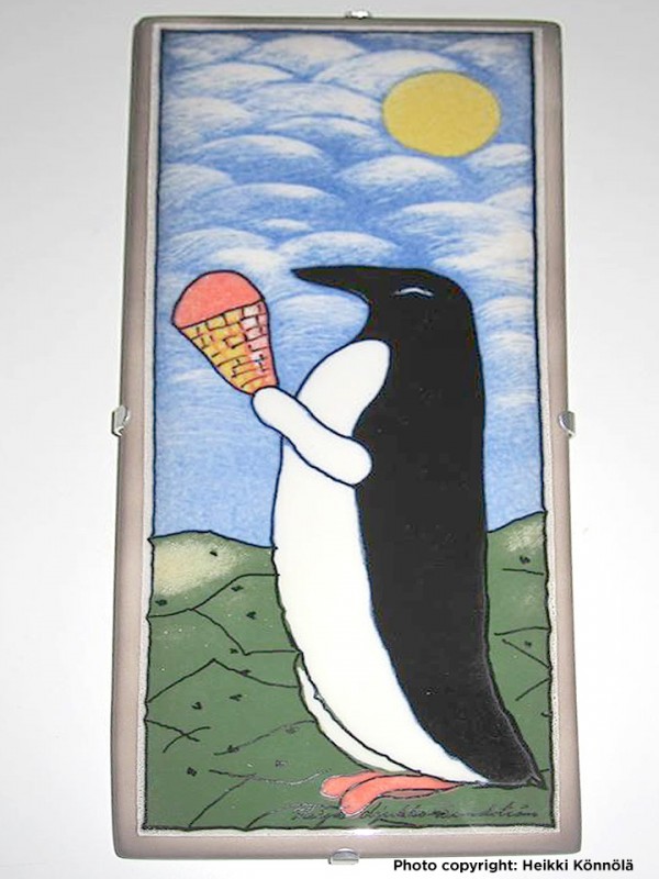 Arabia Heljä Liukko-Sundström seinälaatta 25,5x10,5 cm Valiojäätelöterveisin (1990-luku)