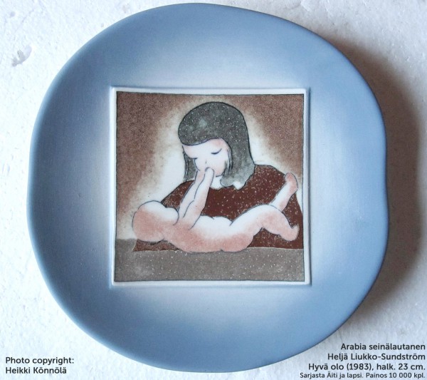 Arabia Heljä Liukko-Sundström seinälautanen 23 cm Äiti ja lapsi: Hyvä olo (1983)