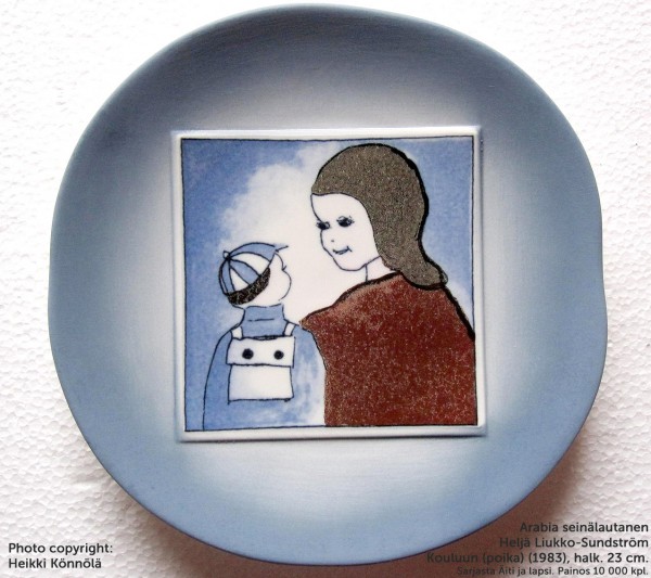 Arabia Heljä Liukko-Sundström seinälautanen 23 cm Äiti ja lapsi: Kouluun (poika) (1983)