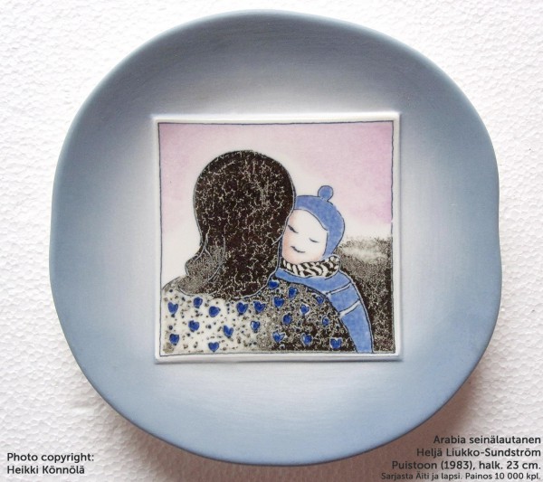 Arabia Heljä Liukko-Sundström seinälautanen 23 cm Äiti ja lapsi: Puistoon (1983)