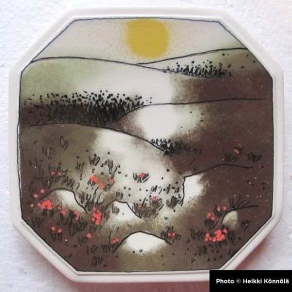 Arabia Heljä Liukko-Sundström seinälautanen 8-kulmainen Kesäyön aurinko Finnair (1990-luku)